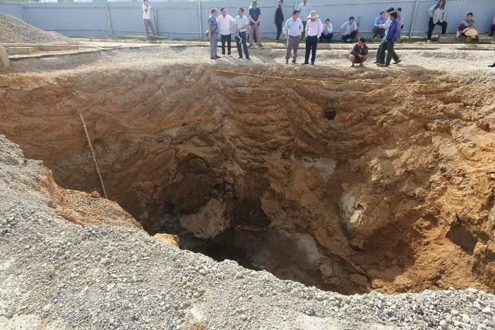 Khảo sát địa chất công trình là bước đầu tiên quan trọng, giúp đánh giá đặc tính của đất đá trước khi xây dựng